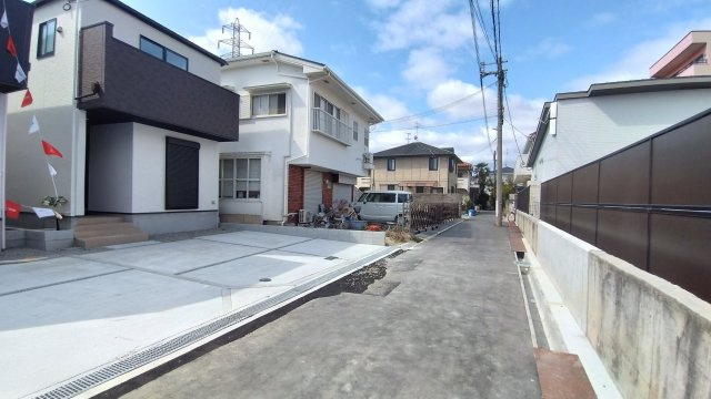 尼崎市塚口町　新築戸建の前面道路含む現地写真
