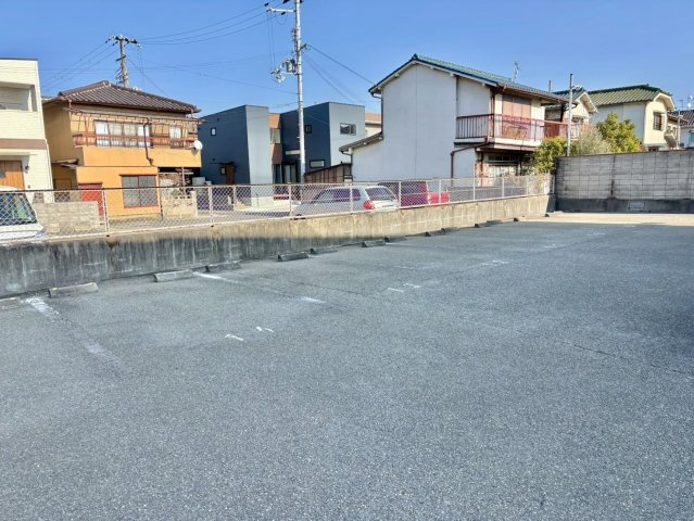 エクラージュB棟の駐車場