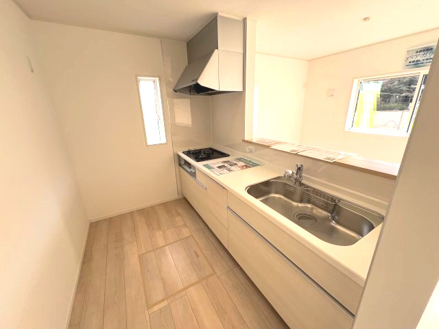 昭島市拝島町3丁目　新築戸建全3棟のキッチン|ダイニングに面した対面式キッチンでは、できたてのお料理がすぐテーブルに出せます