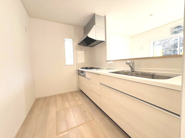 昭島市拝島町3丁目　新築戸建全3棟のキッチン|システムキッチンは奥のものが取り出しやすいスライド式収納を採用！