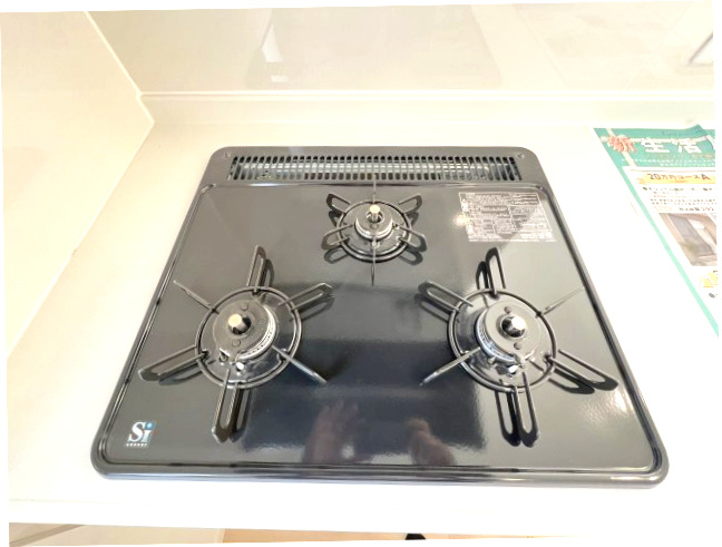 昭島市拝島町3丁目　新築戸建全3棟のキッチン|三口ガスコンロ