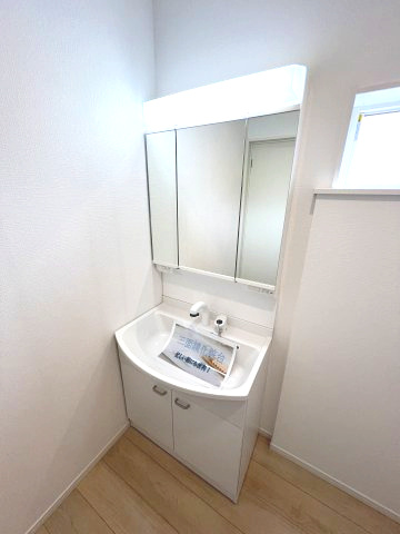 昭島市拝島町3丁目　新築戸建全3棟の独立洗面台|三面鏡の裏側にはたくさんの物が収納できる工夫があります｡