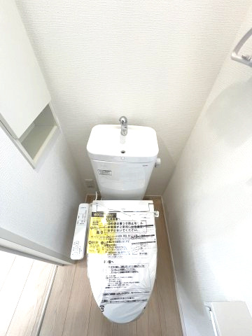 昭島市拝島町3丁目　新築戸建全3棟のトイレ|1階トイレには快適な温水洗浄便座付