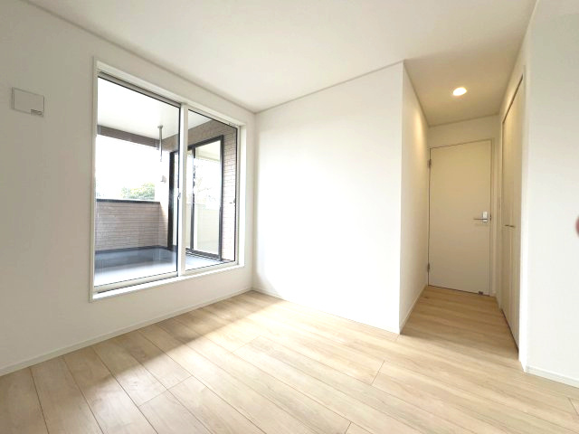 昭島市拝島町3丁目　新築戸建全3棟の洋室|【洋室3】バルコニーがプラスワンの広さを演出。ワイドな窓の開放感。