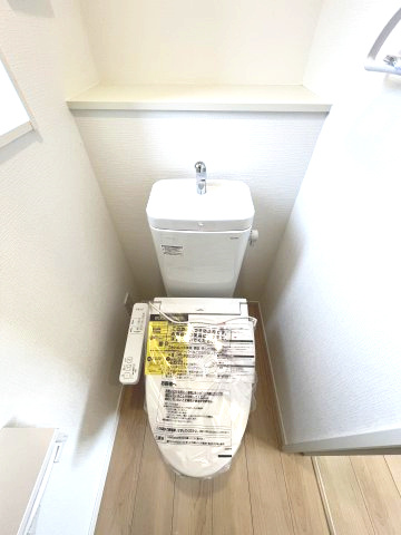 昭島市拝島町3丁目　新築戸建全3棟のトイレ|2階トイレには快適な温水洗浄便座付