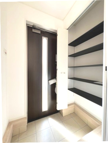 昭島市拝島町3丁目　新築戸建全3棟の玄関|可動棚で調整可、お持ちの靴がすっぽり収まる玄関収納