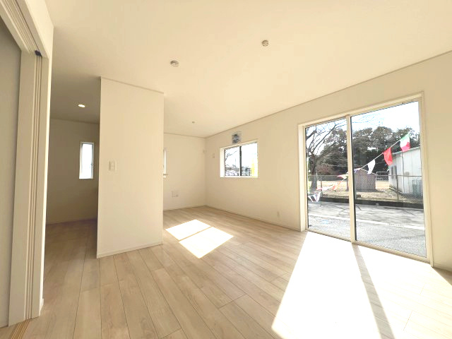 昭島市拝島町3丁目　新築戸建全3棟の居間・リビング|明るくにぎやかな家族にふさわしい、日差しあふれる16帖のLDK