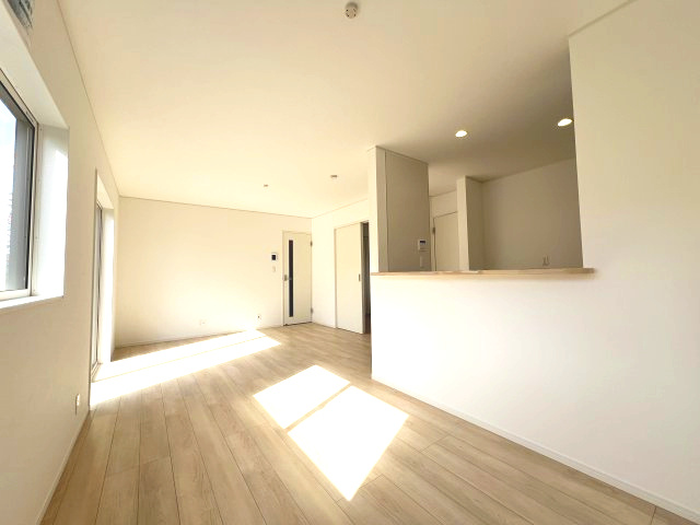 昭島市拝島町3丁目　新築戸建全3棟の居間・リビング|冬はこたつも置ける広いリビングルーム