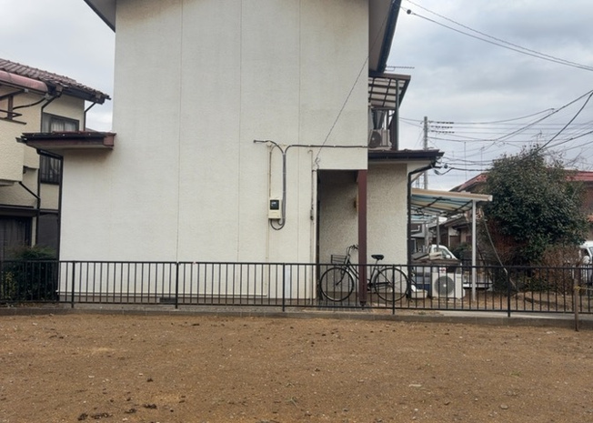 【外観】 | 家を建てる場合、方位は要チェックです。現実的に日当たりのよい家ならばリビングは南側、建築基準法でも北側に当たる家への配慮は求められています。土地を見学に行く際は、方位磁針を持って行くようにしましょう。