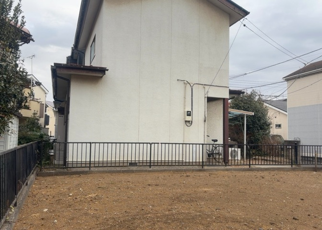 【外観】 | 土地を買う際、住む地域の自治体や福祉の補助制度にも注目してみましょう。子供や老人の医療補助やゴミ出しのルールなど、自治体によってルールに大きな違いがあるため、暮らしやすい土地で判断するとよいでしょう。