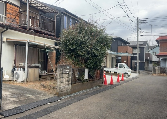 【外観】 | 土地の前の道路に消火栓が設置されていることがあります。この場合、道路交通法第45条第1項により、駐車禁止の場所が指定されています。そのため、車庫などの駐車スペースをつくることができない場合があります。