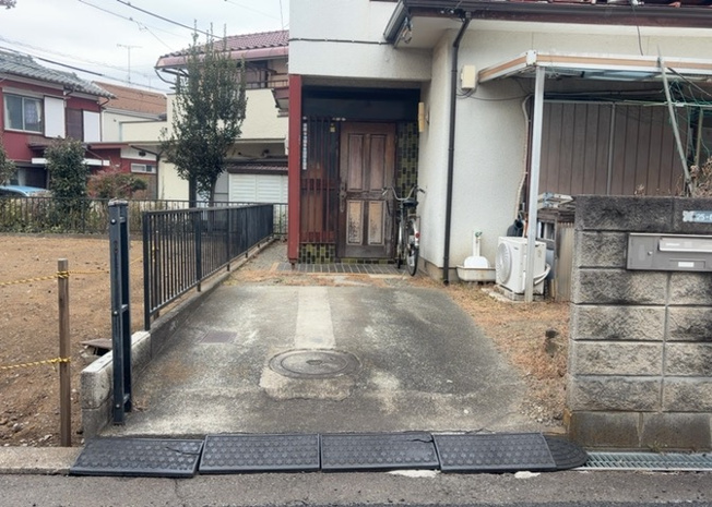 【外観】 | 現地に行くなら、物件の周囲の地形がどうなっているかを見ることも大切です。周辺より低くなっている土地では、大雨などで水が集まりやすいため、地盤が弱くなっているということも考えられるため、注意が必要です。