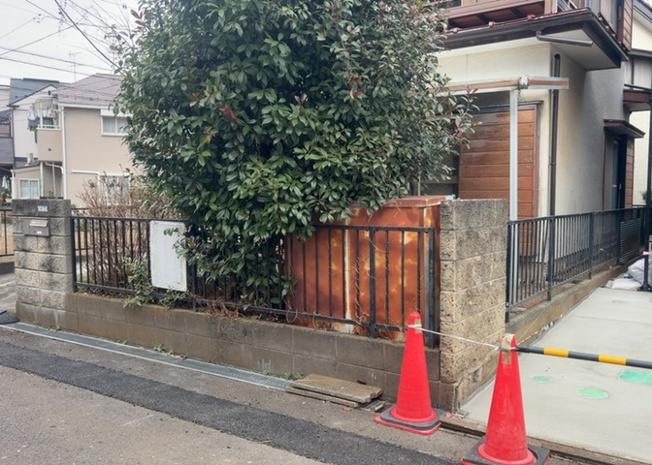 【外観】 | 隣家の土地はどうなっているのか、生活利便施設が近くにあるのか、学校まで近いかなど、お客様のライフスタイルにあわせたイメージが重要です。また、近くにあると困る施設が近くにないかも確認するといいでしょう。