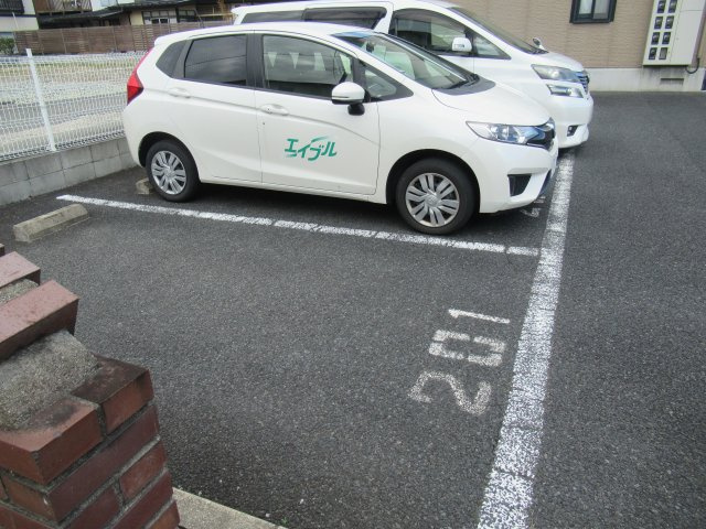 テンアールの駐車場