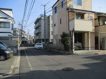 広島市西区大宮２丁目　中古一戸建ての前面道路含む現地写真