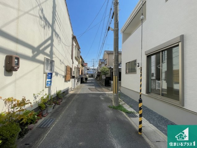 京都市伏見区向島立河原町　第4期　新築一戸建ての前面道路含む現地写真|周辺は閑静な住宅街！前面道路広々で車の出し入れも便利です。駐車が苦手な方でも安心して車庫入れできます！
