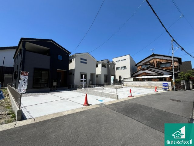 甲賀市水口町八坂　新築一戸建ての前面道路含む現地写真|周辺は閑静な住宅街！前面道路広々で車の出し入れも便利です。駐車が苦手な方でも安心して車庫入れできます！