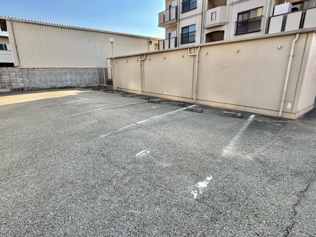 エクラージュA棟の駐車場