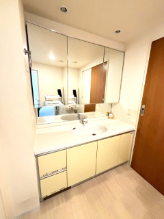 【洗面所】 | ルイシャトレひばりヶ丘ラスティパーク　2階 | 洗面台の三面鏡は大変便利です。そして鏡の裏には収納があります。
洗面台下にもたくさん収納ができるので、物が多い洗面室も片付きますね。