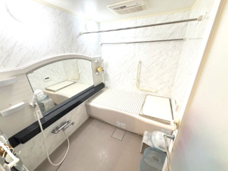 【浴室】 | ルイシャトレひばりヶ丘ラスティパーク　2階 | 広々とした1620サイズの浴室です。大理石調の白く明るい浴室は一日の疲れを癒してくれそうですね。