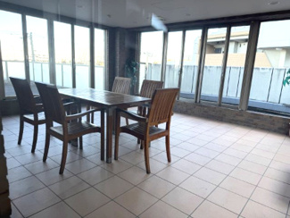 【その他共用部分】 | ルイシャトレひばりヶ丘ラスティパーク　2階 | 共用部分のキッチンスタジオです。窓から明るい美しい光がこぼれます。
