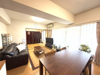 【居間・リビング】 | ルイシャトレひばりヶ丘ラスティパーク　2階 | 大きな窓が印象的なリビングダイニングです。
廊下を通り部屋へ入ると、明るく開けた大空間が広がります。