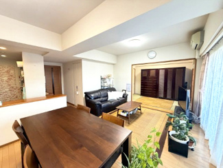 【居間・リビング】 | ルイシャトレひばりヶ丘ラスティパーク　2階 | アクセントクロスがおしゃれなリビングダイニングです。
キッチンとの境にはカウンターがあり、配膳にも便利。カウンターで遮られていて、料理中でも片付いて見えるのがとても嬉しいポイントです。