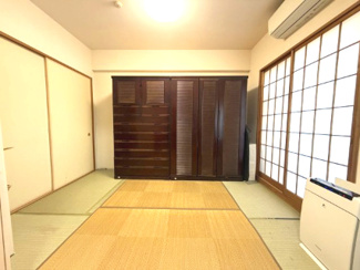 【和室】 | ルイシャトレひばりヶ丘ラスティパーク　2階 | 落ち着いた印象の和室も、大きな窓があり明るい空間です。押し入れの収納力も魅力です。
来客時の客間にもなりますね。