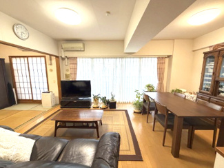 【居間・リビング】 | ルイシャトレひばりヶ丘ラスティパーク　2階 | リビングと和室の扉を開け放つと、約20.7帖の大空間が広がります。
気持ちの良い大空間は、来客時も広々使えます。
