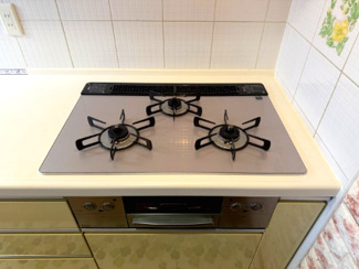 【設備】 | ルイシャトレひばりヶ丘ラスティパーク　2階 | 3口コンロは料理が捗ります。キッチンもとても綺麗にお使いです。