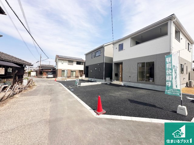 加古川市別府町新野辺　第23期　新築一戸建ての前面道路含む現地写真|周辺は閑静な住宅街！前面道路広々で車の出し入れも便利です。駐車が苦手な方でも安心して車庫入れできます！