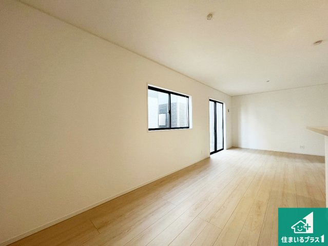 加古川市別府町新野辺　第23期　新築一戸建ての居間・リビング|日当たり良好の明るいリビングで朝の目覚めもスッキリできそう！対面キッチンでご家族のコミュニケーションも自然と増える設計！小さなお子様が遊ぶスペースを作っても広々とくつろげるLDK！