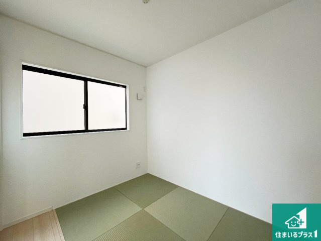 加古川市別府町新野辺　第23期　新築一戸建ての和室|一室あると便利な和室は客間としてだけでなく、小さなお子様のプレイルームや食後のくつろぎスペースとしてもご利用いただけます。収納もついていますので大活躍間違いなし！