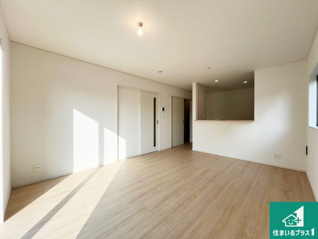 加古川市別府町新野辺　第23期　新築一戸建ての居間・リビング|子供を見守りながらお料理が出来るため家族のコミュニケーションか増えます♪スペースが広く確保されている為お子様が大きくなったときは一緒に料理を楽しめます♪