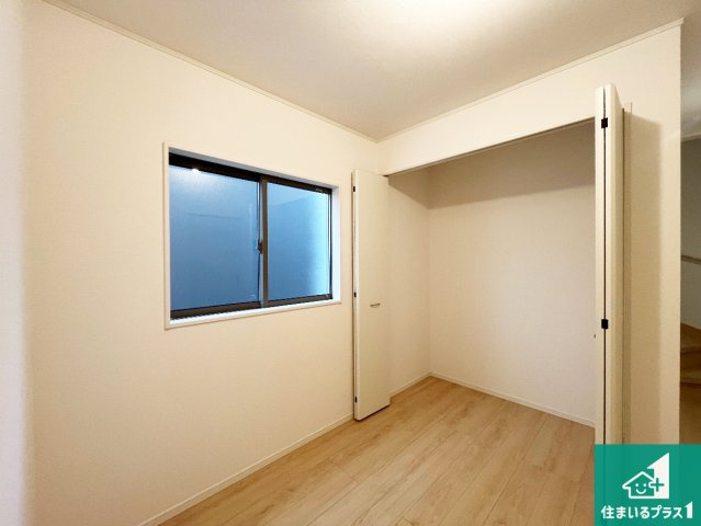 加古川市別府町新野辺　第23期　新築一戸建ての洋室|寝室は心地よい眠りについてもらいたくて、シンプルかつ開放的な空間な設計にしています！大きな窓から差し込む日が心地いいです♪