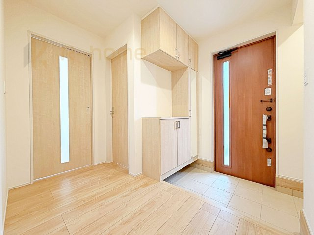 土浦市天川1丁目3期　新築戸建て　2号棟の玄関|気持ちよくご家族やゲストを送迎できる穏やかな雰囲気の玄関♪大きな下駄箱で玄関廻りスッキリ♪