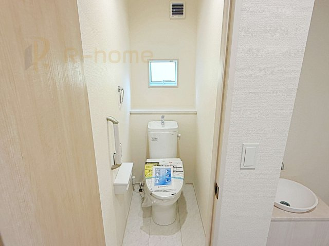 土浦市天川1丁目3期　新築戸建て　2号棟のトイレ|温水洗浄便座付きのトイレ。
トイレが２ヵ所設置で朝の忙しい時間でも安心です。