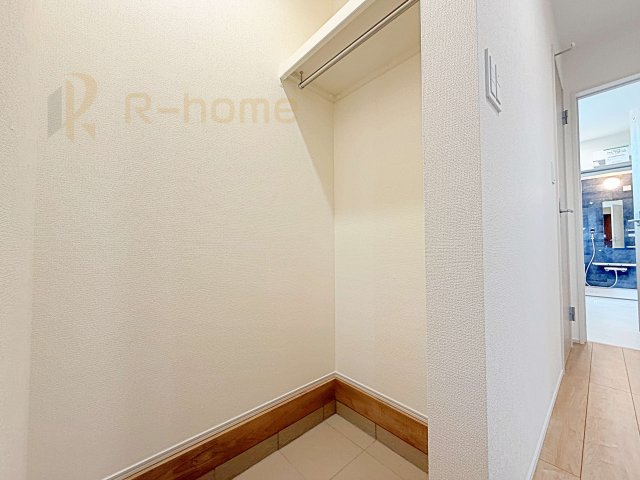 土浦市天川1丁目3期　新築戸建て　2号棟の玄関|ベビーカーやアウトドア用品もスッキリ収納できる土間収納付き♪