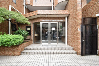 【エントランス】 | オートロックを備えた、マンションのエントランス。やはりセキュリティの観点は欠かすことができません。皆様を“安全”に送り出し、出迎えてくれます。～即日のご見学可能～　お問合せはお気軽にどうぞ。