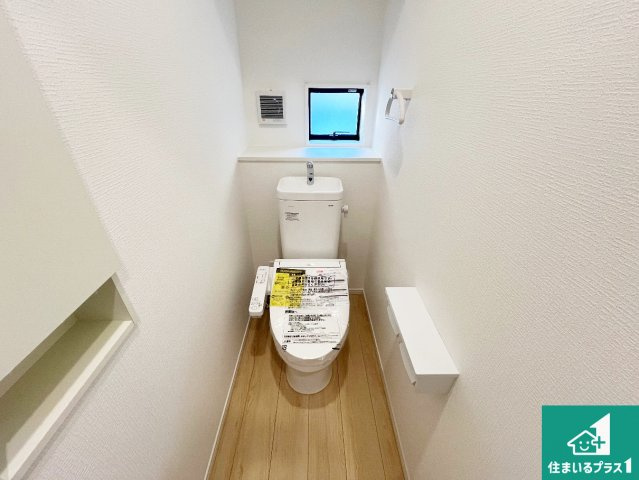 加古川市別府町新野辺　第23期　新築一戸建てのトイレ|1・2階の2ヶ所にあるので、朝の忙しい時間の順番待ちもなく、深夜の利用にも大変便利です。