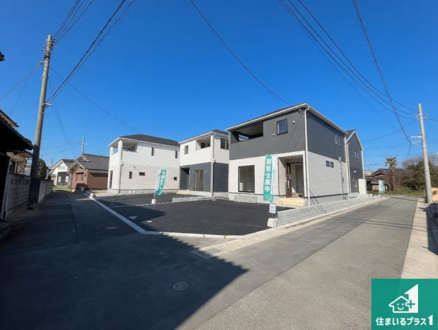 加古川市別府町新野辺　第23期　新築一戸建ての前面道路含む現地写真|周辺は閑静な住宅街！前面道路広々で車の出し入れも便利です。駐車が苦手な方でも安心して車庫入れできます！