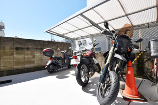 【駐車場】 | バイク置き場。空き区画の有無や駐輪料金、サイズおよび排気量規定などについては、改めてお問い合わせください。～即日のご見学可能～　お問合せはお気軽にどうぞ。
