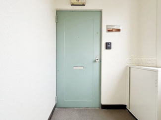 【その他共用部分】 | 皆様をお迎えする、お部屋の玄関ドア。開けやすさや開放角度、ドアノブの操作しやすさや鍵の形状などを、現地で一度ご確認ください。～即日のご見学可能～　お問合せはお気軽にどうぞ。