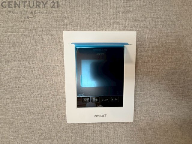 訪問者が来たときにテレビ画面で確認できるため、安心してドアを開けられます。録画機能があるものもあり、留守中に来訪者を記録しておくことができます。利便性が高く、セキュリティ面でも安心です。