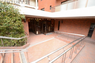 阪急・JR「宝塚」駅徒歩3分と駅から近く通勤・通学便利。
