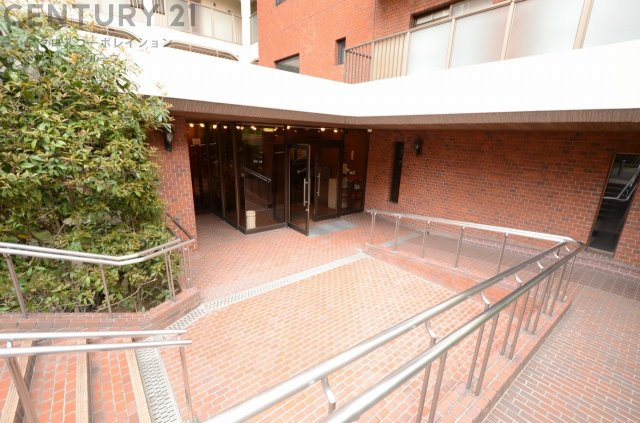 阪急・JR「宝塚」駅徒歩3分と駅から近く通勤・通学便利。
