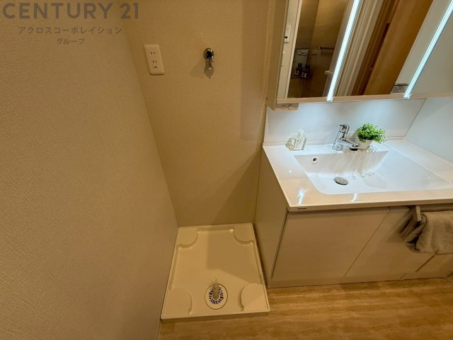 洗濯物の仕分け作業がしやすく、整理整頓が容易になります。洗濯音や湿気を他の部屋に持ち込まず、生活環境を快適に保ちます。上部を活用すれば収納スペースを確保でき洗剤や洗濯用品の整理もしやすくなります。