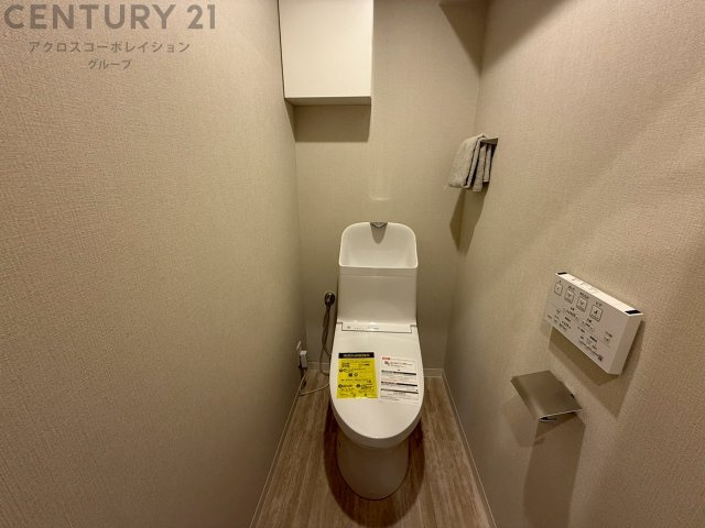 温水洗浄便座付トイレは温水洗浄機能により、暖かい水でおしりを洗浄することができ、冷たい水を使う従来の便座に比べ、温水洗浄機能で暖かいトイレを提供し、快適な使用を可能にします。
