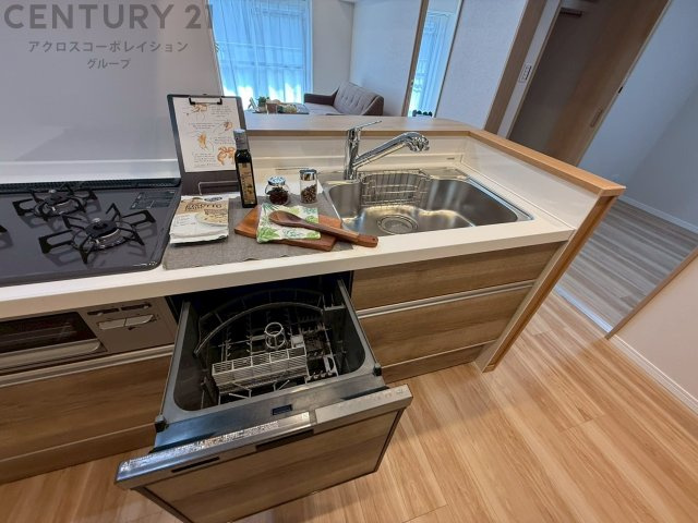 食器洗浄乾燥機は手洗いに比べて時間や労力を節約できます。また、高温のお湯で洗浄されるため、雑菌や細菌を殺菌する効果もあります。さらに、乾燥機能があるため、手で拭く手間も省け衛生的に保管できます。