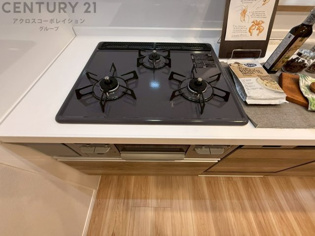 多数の調理器具を同時に使用でき、料理の効率化が可能。省エネで節約になり、様々な料理スタイルに適応できます。また、火力調整が独立しており、手入れや掃除もしやすく、今よりもっとお料理が楽しくなるかも。